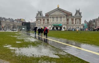 Nat, natter, natst. Volledig verzadigd is het overal zoals hier bij het concertgebouw 