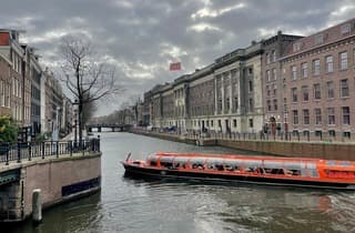De vlag staat goed strak met deze harde wind. 