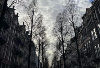 Een klein plukje blauw maar de samenklonterende watten wolkjes blokkeren steeds meer de zon 