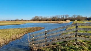Blauwe lucht en blauw water...