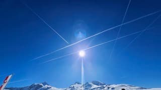 Zon en vliegtuigstrepen in Oostenrijk
