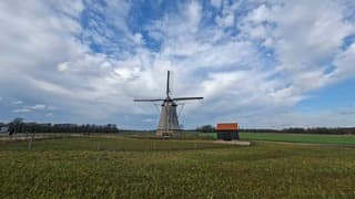Opzettende bewolking nu ook in Delden bij deze molen, zon verdwijnt maar nog steeds aangenaam warm, tijdstip foto 14.24 uur.