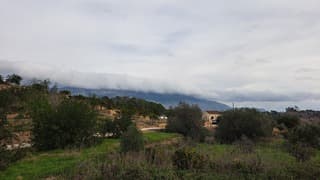 Een wolkendeken over de bergtoppen 