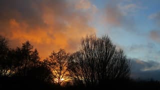 Veel bewolking bij zonsondergang