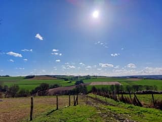 zon en enkele wolkjes