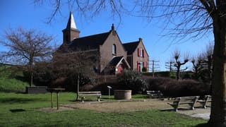 Het zalmkerkje in de lentezon