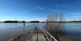 Toegang tot veerpont nog deels onder water...