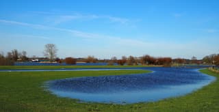 Het zakkende water laat flinke plassen achter 