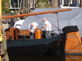 Weer prima weer om aan de boot te werken.