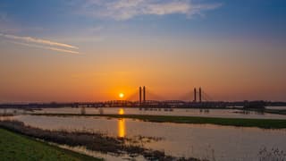 Zonsopkomst boven de hoge Waal bij Tuil 