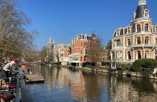 Een truitje ipv een jas kan best en dan nog de mouwen opgestroopt, sjaaltje voor de sier, en klaar om op de fiets te stappen. 