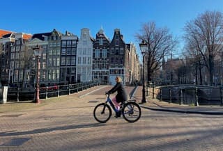 De roze broeken en alles wat fleurig is mag weer aan. Lentekriebels. In de ochtend is het nog fris maar rond tien uur is het al prima weer om luchtig gekleed de fiets op te gaan.