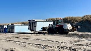 De strandhuisjes worden weer geplaatst 