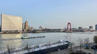 Gesluierd zonlicht werpt baan over het water 