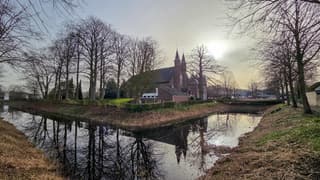 Kerk in een beige lucht met zon 