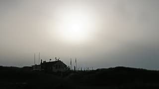 De zon wordt gefilterd door Saharastof in de atmosfeer