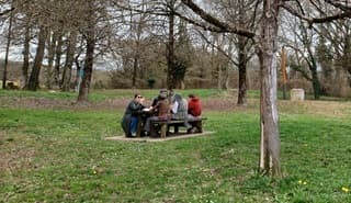 Wisselend bewolkt buiten lunchen in de jas