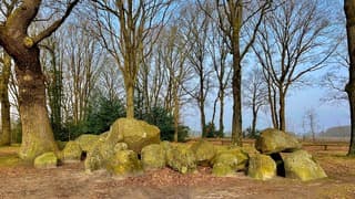 Tijdens onze wandeling passeren we het hunebed van Rolde.