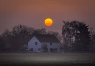 Zonsopkomst met saharastof en mist