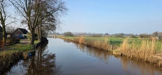 Blauwe melkachtige lucht en weerspiegeling in het water 