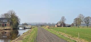 Melkachtige blauwe lucht en zon bij Boerakker vanmiddag 