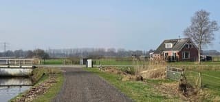 Blauwe melkachtige lucht en zon bij Boerakker vanmiddag 