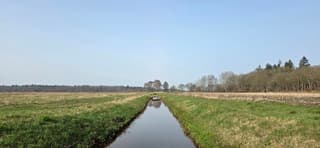 Melkachtige blauwe lucht boven de provincie Drenthe 