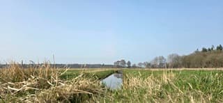 Blauwe melkachtige lucht boven de provincie Drenthe 