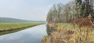 Zon vanuit dichte bewolking boven de provincie Drenthe 