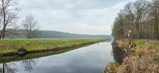 Dichte bewolking en weerspiegeling in het water bij Een