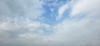 Bewolking met een klein stukje blauw in de lucht bij Een