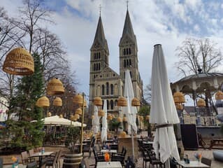 Wisselvallig, zon en wolken.