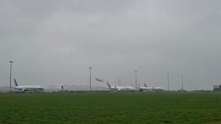 Veel regen, wind vanochtend op Schiphol