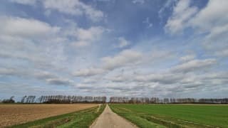 Zon, vriendelijke bewolking en toenemende wind