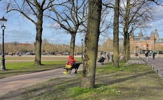 Buiten in de zon zitten? Dat kan maar wel goed tegen die koude wind aankleden.