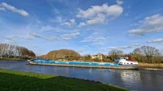 Zonnig, winderig en wat stapelwolkjes boven dit vrachtschip bij Den Bosch