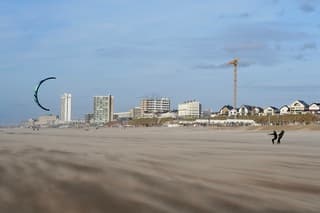 Harde wind langs de kust