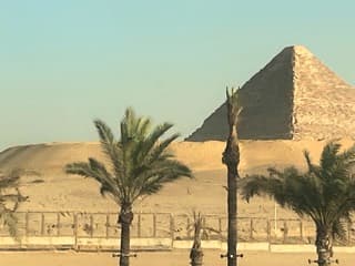 Piramide van Gizeh in de smog van Caïro