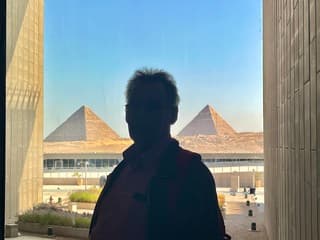 Piramide van Gizeh vanuit het Grand Egyptian Museum te zien