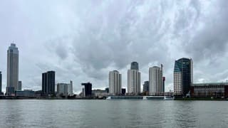 Woelige wolkenluchten boven de wolkenkrabbers 