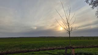 wolken en zon met bijzon