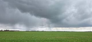 Regenbuien en regenwolken boven de Groninger landerijen 