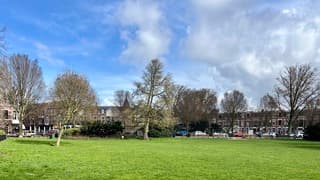 Rond het middaguur komen er steeds meer wolken aan de blauwe lucht 