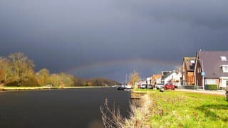 REGENBOOG + DONKER