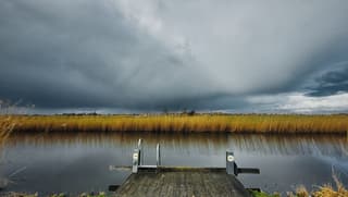 Regensluier boven de polder