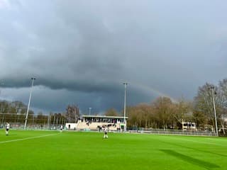 Gouda : Hockeywedstrijd in de zon, regen en hagel
