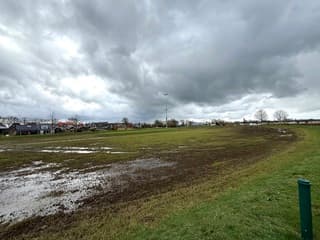 Regenwolken boven de “ijsbaan”