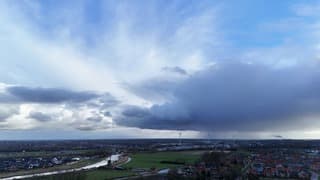 Mooie wolkenluchten met passerende bui