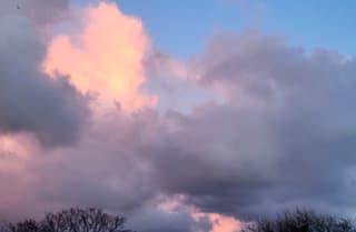 Fraaie wolkenlucht bij zonsondergang 