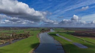 Zon bewolking en wind boven de IJssel 